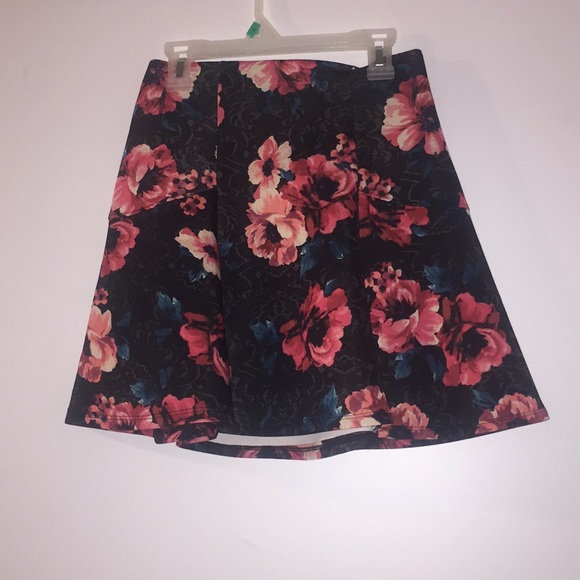 Hollister Floral Skater Skirt - Picture 2 of 5